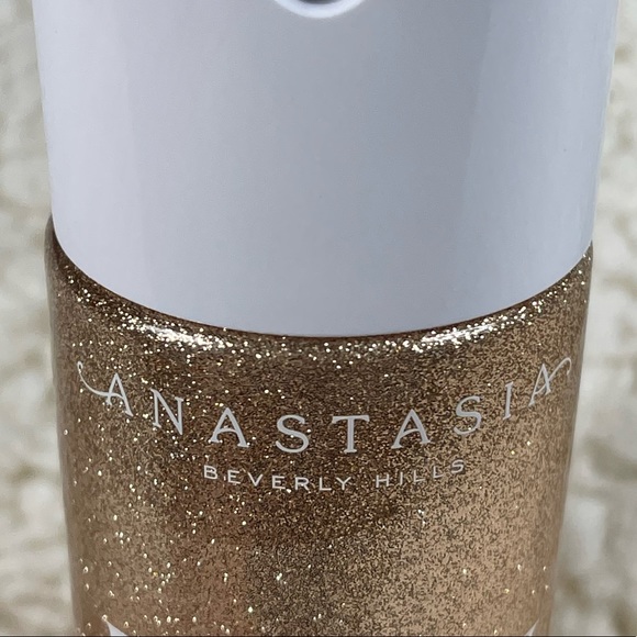 Anastasia Beverly Hills Dewy Set setting spray finish makeup with a radiant glow - Picture 3 of 3